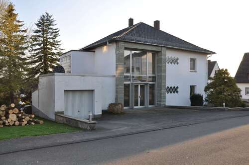 Hausansicht mit Garage 1 - 8 Zimmer Einfamilienhaus in Warburg-Menne
