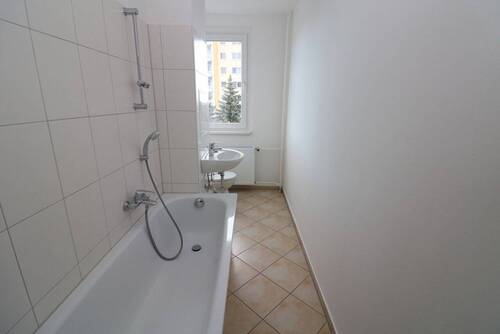 Beispiel Bad mit Wanne - 3 Zimmer Etagenwohnung zur Miete in Freiberg