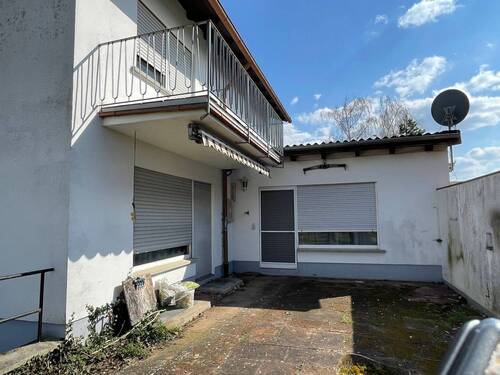 Gartenansicht Terrasse und Balkon - 