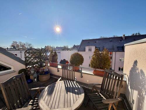 Balkon zur Sonnenseite - Frei werdende 3-Zimmer-Dachgeschosswohnung mit Südterrasse unweit des Großen Gartens