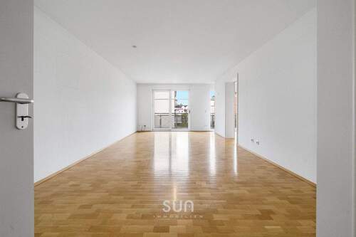 GROSSZÜGIGES WOHNZIMMER - 4 Zimmer Etagenwohnung zum Kaufen in Sulzbach (Taunus)