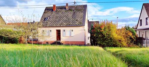 Gartenansicht - Freistehendes Einfamilienhaus auf großem Grundstück