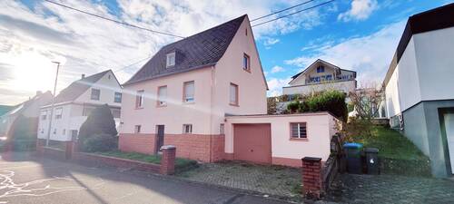 Hausfront rechts - 4 Zimmer Einfamilienhaus in Föhren
