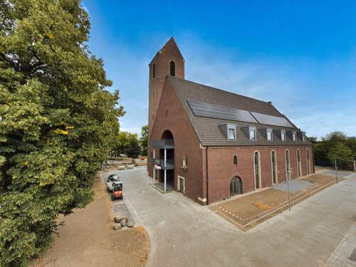 Hausansicht - Komfortables Zimmer in gemütlicher Pflege-Wohngruppe - Erstbezug