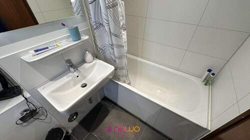 Badewanne im Badezimmer - 