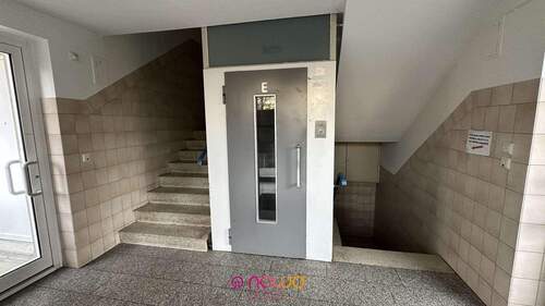 Treppenhaus mit Aufzugsanlage - 3 Zimmer Etagenwohnung in Braunschweig