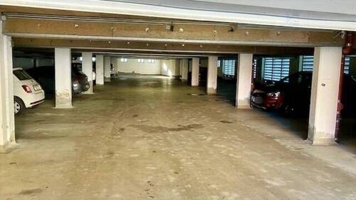Tiefgarage mit Stellplätzen - 