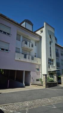 Hauseingang und Tiefgarageneinfahrt - 3 Zimmer Etagenwohnung in Kitzingen