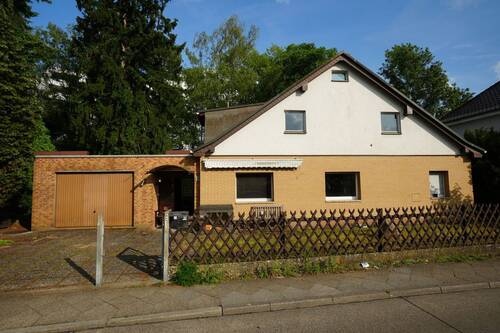 Hausansicht Straßenseite - Berlin-Wittenau: Familiengerechtes Einfamilienhaus mit großem Garten