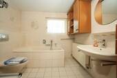 Badezimmer mit Badewanne u. Dusche - 