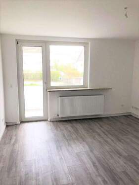 Renovierte Wohnung: Wohnzimmer mit Balkonzugang - Etagenwohnung mit 79,00 m&sup2; in Clausthal-Zellerfeld zur Miete