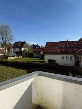 Balkon mit Blick in den Gemeinschaftsgarten - 