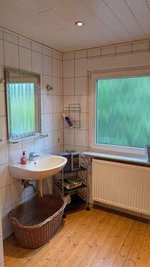 Gäste-WC mit Dusche im EG - 