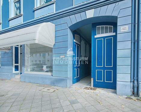 Blick zum Ladenlokal und Toreinfahrt - 1 Zimmer Büro in Düsseldorf