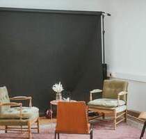 Moderner Schreibtischplatz mit eigenem Film-Foto-Studio im Coworking - Grainet Fürholz