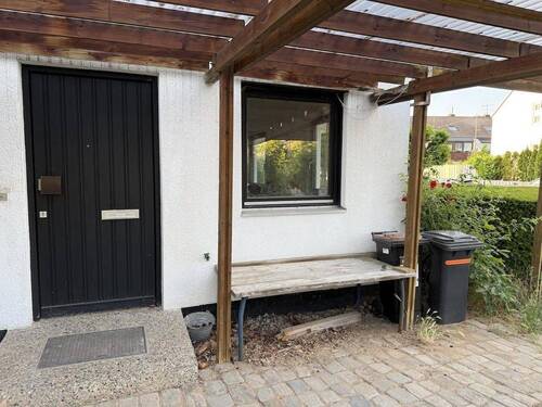 Eingangssituation mit Bank - 