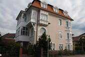 Stadtvilla - Stilvoll wohnen im Herzen von Oberkirch: Großzügige, helle 4-Zimmer-Wohnung (Gründerzeithaus) mit Wintergarten und kleinem Balkon