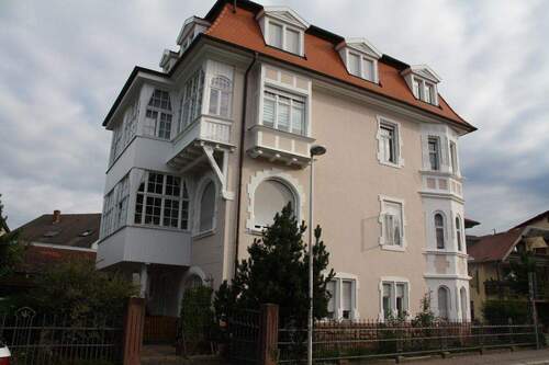 Stadtvilla - Stilvoll wohnen im Herzen von Oberkirch: Großzügige, helle 4-Zimmer-Wohnung (Gründerzeithaus) mit Wintergarten und kleinem Balkon