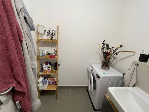 Badezimmer mit Waschmaschine - 