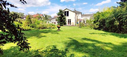 Blick aus dem Garten zum Poolhaus, Terrasse - 
