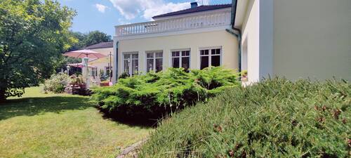 Blick vom Garten zum Haus, Terrasse - 