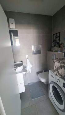 WC und Waschmaschine - 