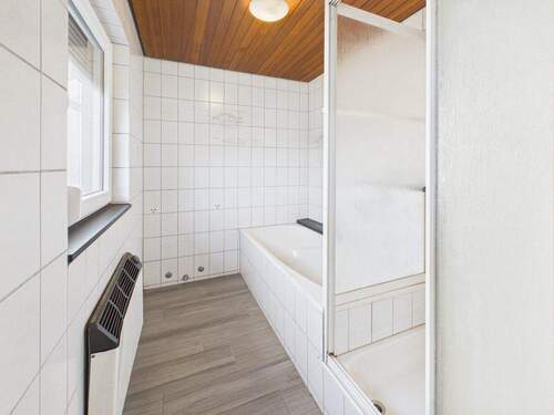 Badewanne und Dusche - 