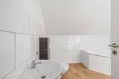Badezimmer im Dachgeschoss - 