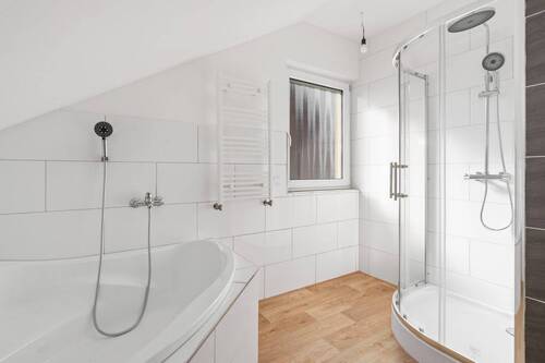 Badezimmer im Dachgeschoss - 