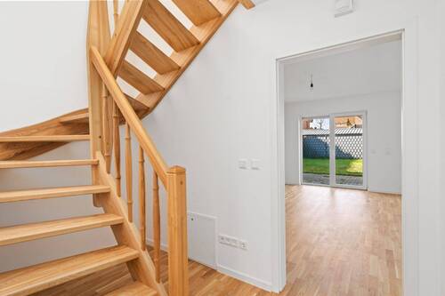 Erdgeschoss Treppenaufgang ins Dachgeschoss - 4 Zimmer Doppelhaushälfte zum Kaufen in Greven