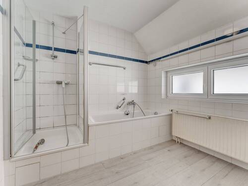 ...Badewanne und Duschkabine - 