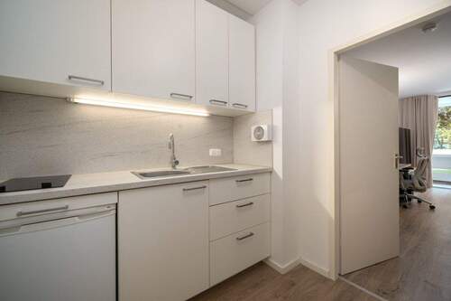Hochwertige Einbauküche - Etagenwohnung mit 31,80 m&sup2; in München / Arabellapark zum Kaufen