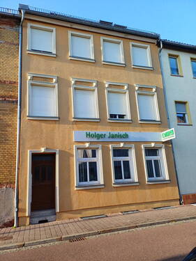 Straßenseite - energiesparendes Mehrfamilienhaus mit 3 Einheiten zum Kauf in Aken