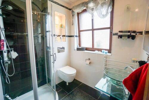 Gäste-WC mit Dusche - Einfamilienhaus mit 123,00 m&sup2; in Alpen zum Kaufen