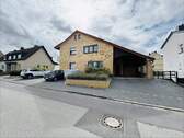 Blick aufs Haus mit Parkfläche - 