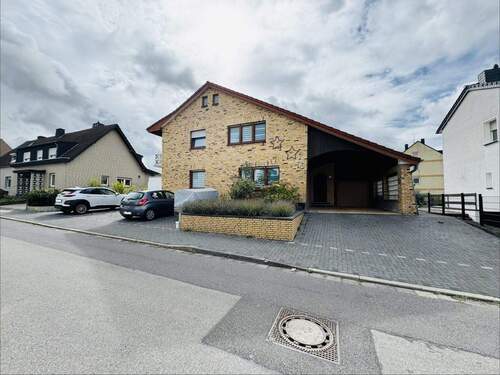 Blick aufs Haus mit Parkfläche - 