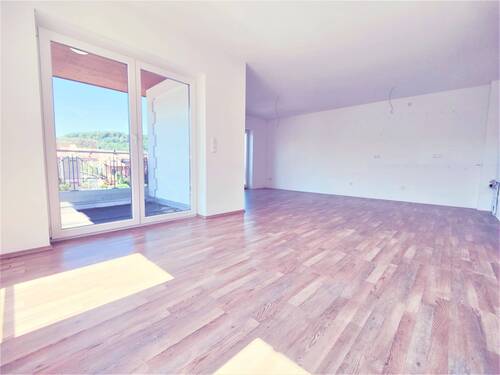 Ess-/Wohnzimmer mit Blick zur Küchennische - 