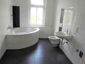 SDC18240.JPG - ***Hergeschaut*** Dachgeschoss mit schickem Tageslichtbad, Eckbadewanne und kleiner Dachterrasse