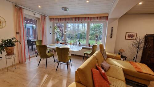 Panoramafenster mit Gartenblick - 