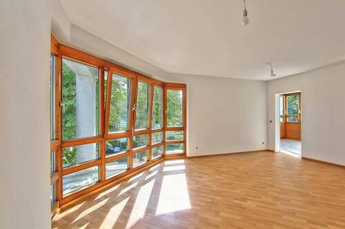 Wohnzimmer mit Küchenzugang - 2 Zimmer Etagenwohnung zum Kaufen in Starnberg