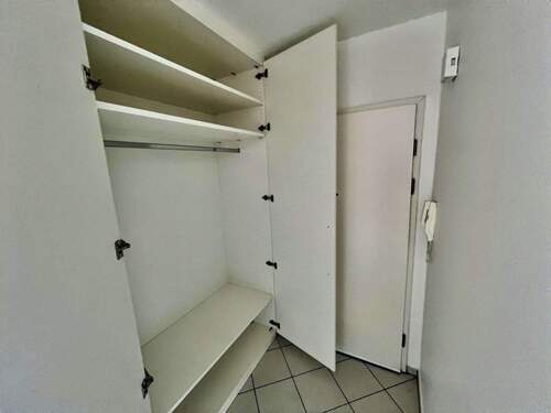 Maßangefertigter Garderobenschrank im Flur - 