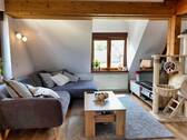 Wohnbereich - Gepflegte 76 qm DG-Wohnung - 760,00&nbsp;EUR Kaltmiete, ca.&nbsp; 76,00&nbsp;m&sup2;&nbsp;Wohnfl&auml;che