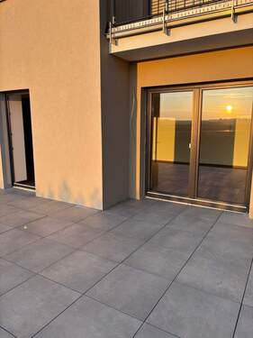 .. sonnige Terrasse ! - Erstbezug mit Einbauküche, sonniger Terrasse und Stellplätzen in Kolitzheim !