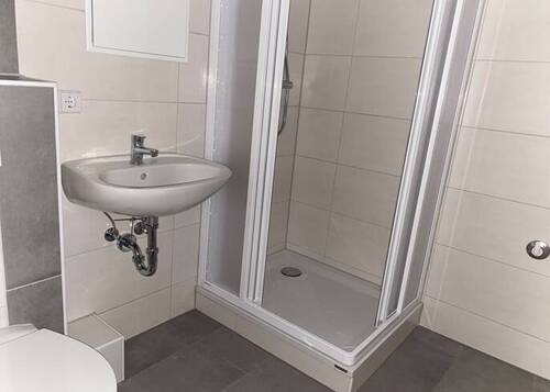 Bad mit Dusche - 