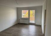 Wohnzimmer mit Balkon - 3 Zimmer Etagenwohnung in Oschersleben