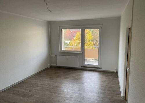 Wohnzimmer mit Balkon - 3 Zimmer Etagenwohnung in Oschersleben