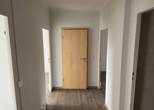 Flur - Etagenwohnung mit 70,20 m&sup2; in Oschersleben zur Miete