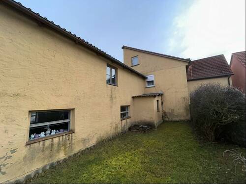 Rückseite Wohnhaus und Stall - 4 Zimmer Bauernhaus, Landhaus in Leutershausen