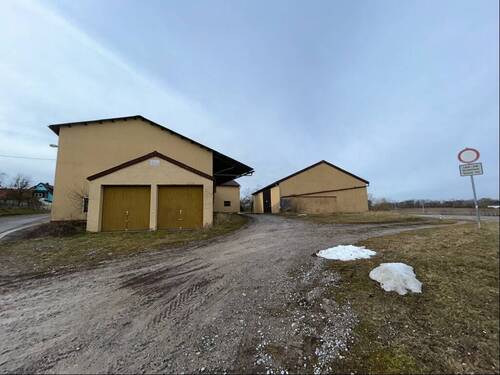 Hofeinfahrt und Doppelgarage - 