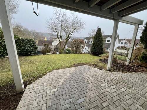 Garten mit Terrasse - Doppelhaushälfte mit 146,00 m&sup2; in Niedernhausen zur Miete